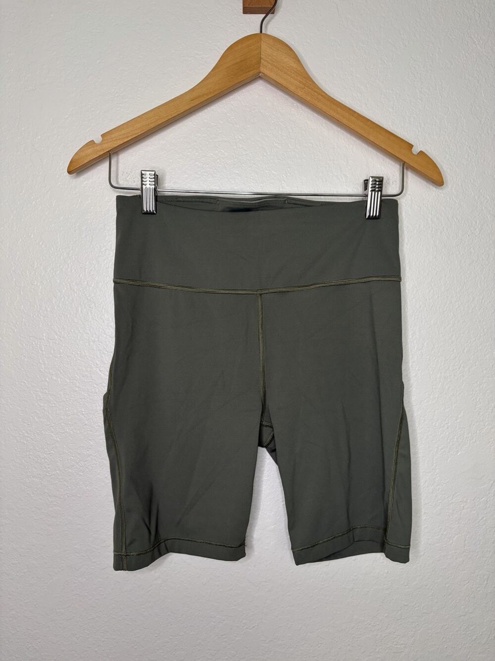 Athleta Ulitmate Stash Pocket 7" Short Sage Green Size Small Sporty Athletic